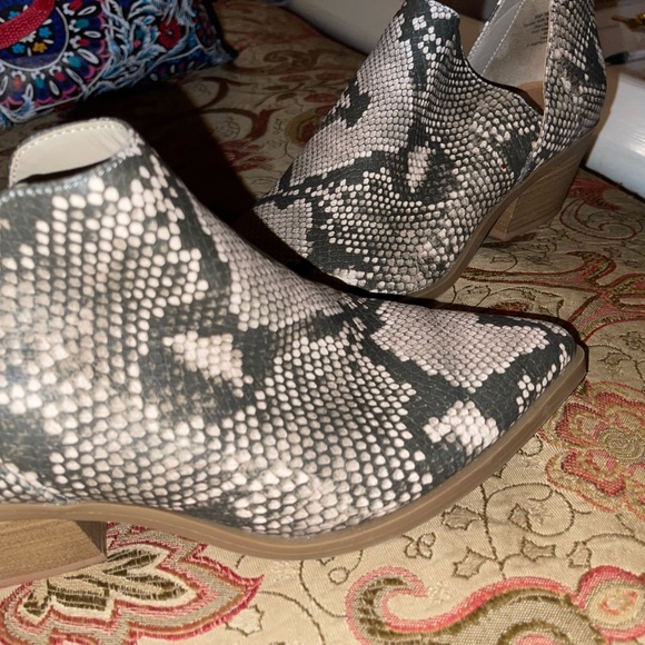 Women’s snake skin cowgirl ankle boots - Picture 4 of 4